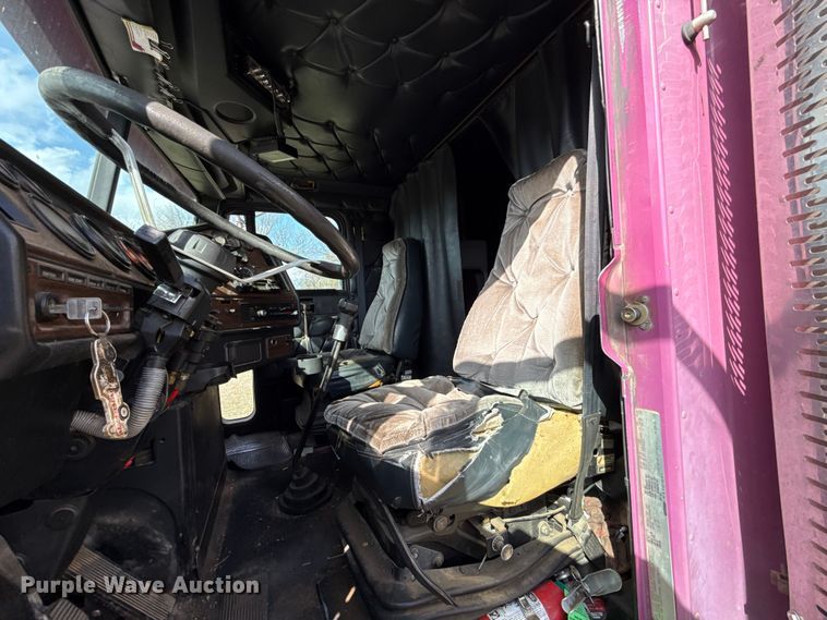 image for item ES5967 1996 Freightliner FLD120 semi truck