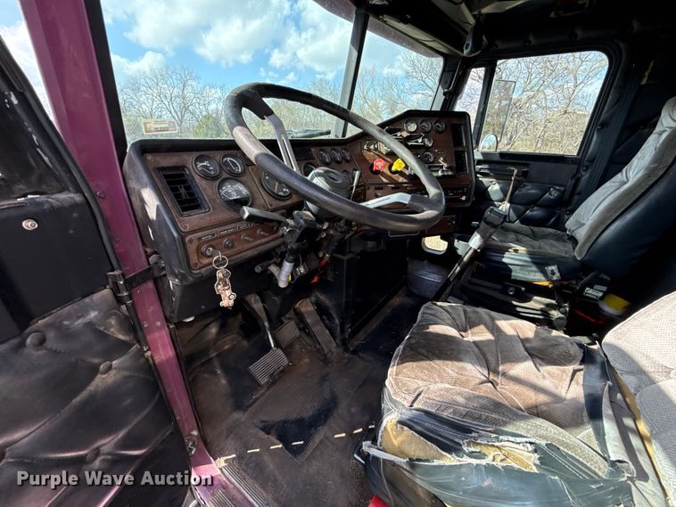 image for item ES5967 1996 Freightliner FLD120 semi truck