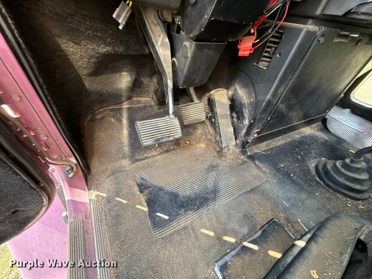 image for item ES5967 1996 Freightliner FLD120 semi truck