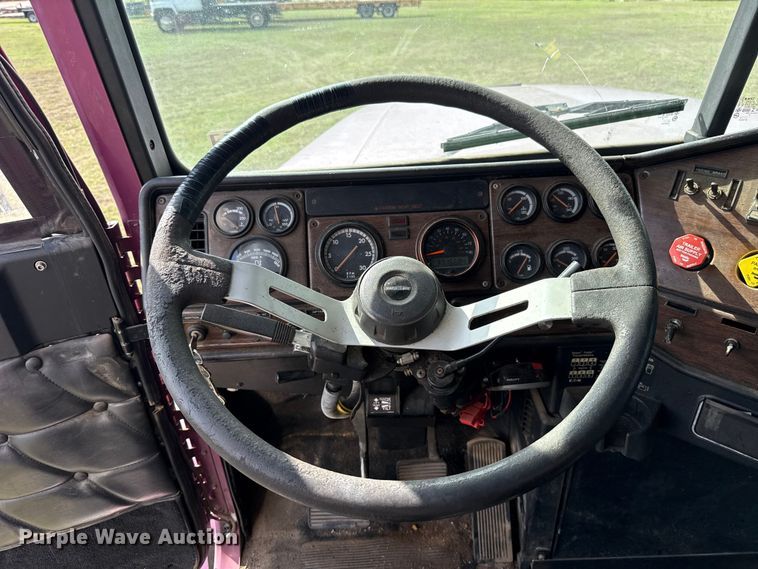 image for item ES5967 1996 Freightliner FLD120 semi truck