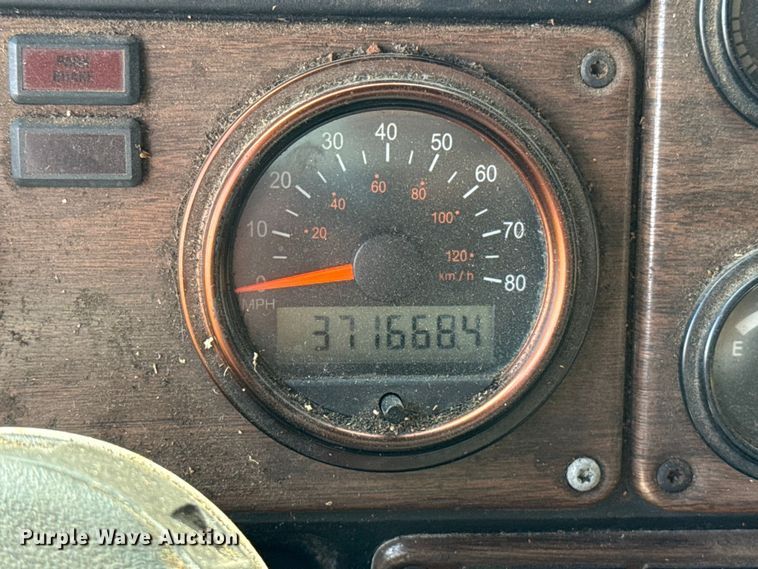 image for item ES5967 1996 Freightliner FLD120 semi truck