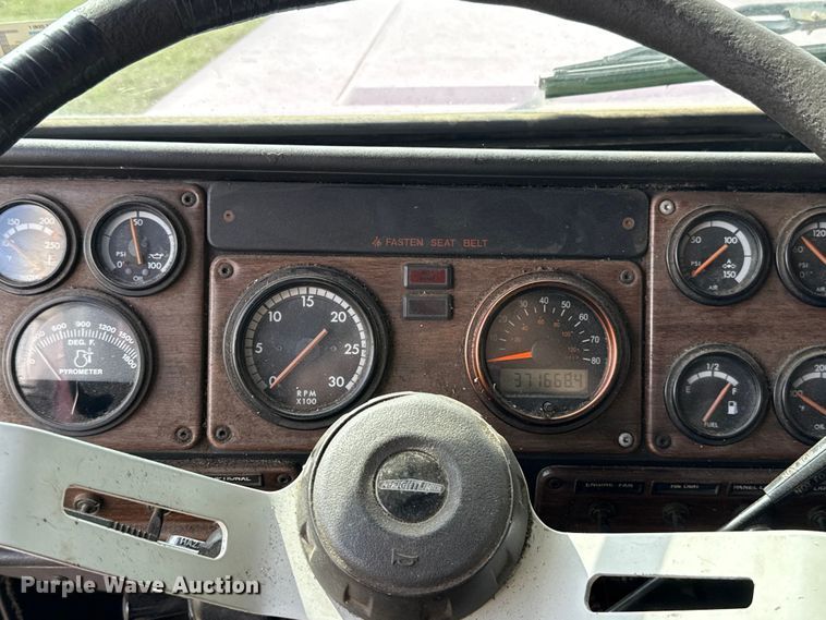 image for item ES5967 1996 Freightliner FLD120 semi truck