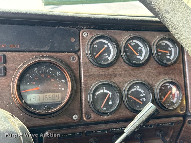 image for item ES5967 1996 Freightliner FLD120 semi truck