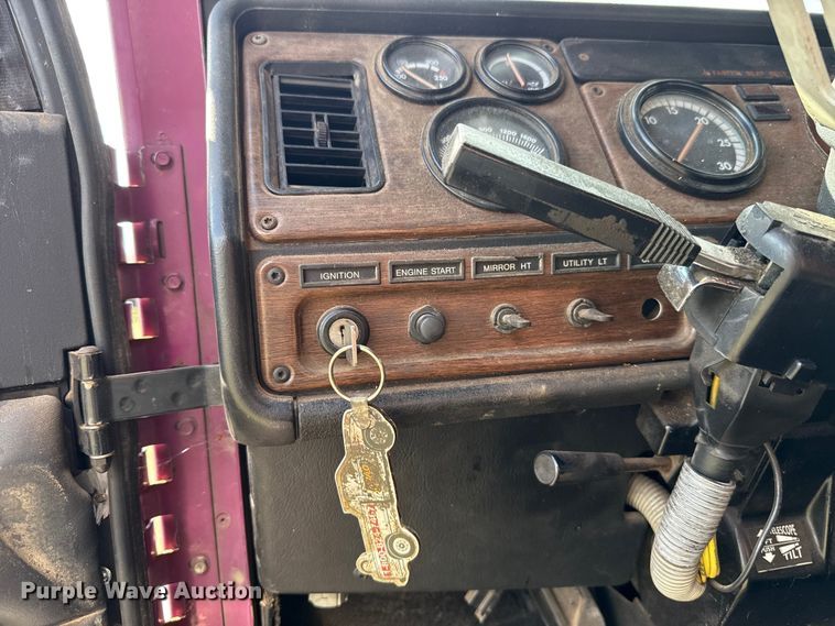 image for item ES5967 1996 Freightliner FLD120 semi truck