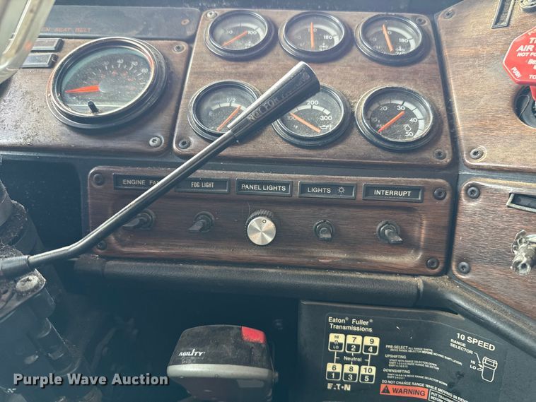 image for item ES5967 1996 Freightliner FLD120 semi truck