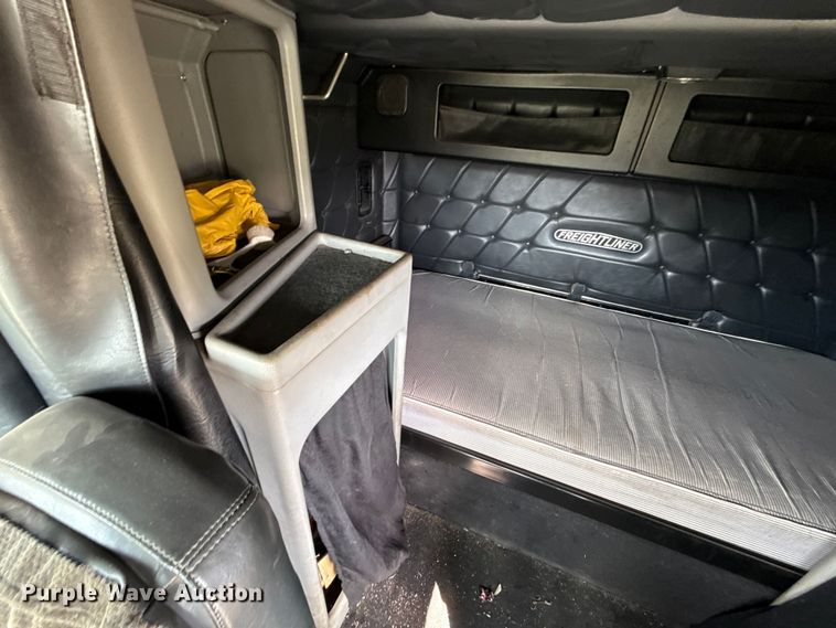 image for item ES5967 1996 Freightliner FLD120 semi truck