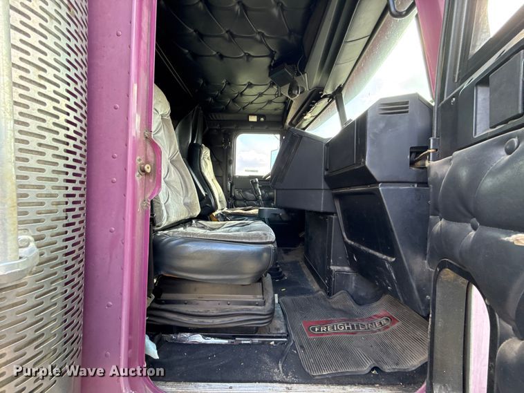 image for item ES5967 1996 Freightliner FLD120 semi truck