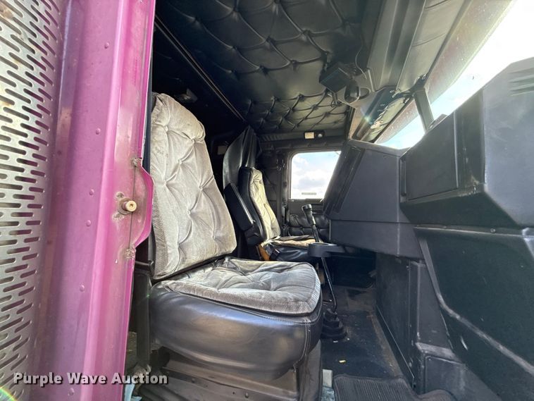 image for item ES5967 1996 Freightliner FLD120 semi truck