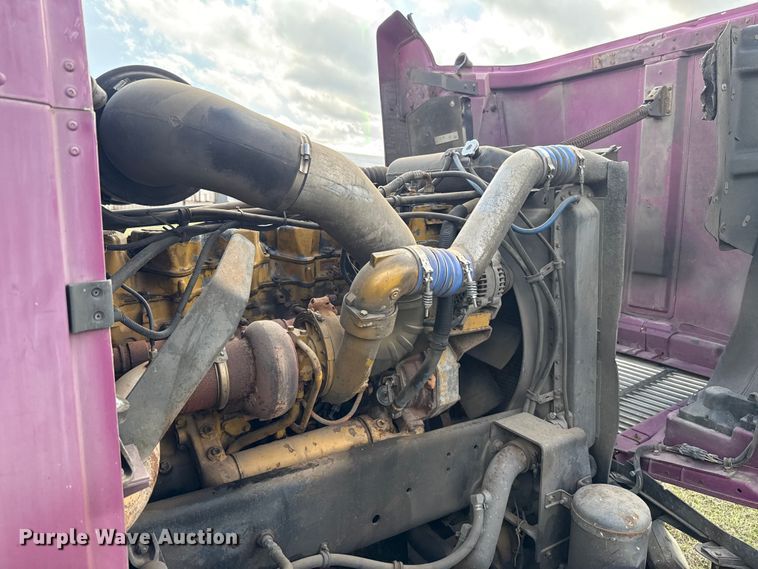 image for item ES5967 1996 Freightliner FLD120 semi truck