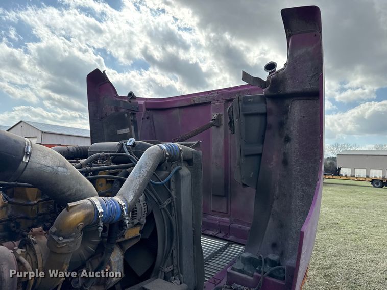 image for item ES5967 1996 Freightliner FLD120 semi truck