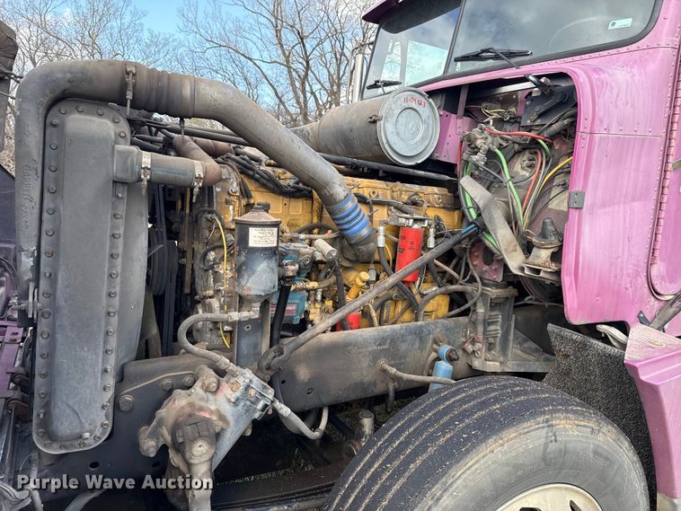 image for item ES5967 1996 Freightliner FLD120 semi truck