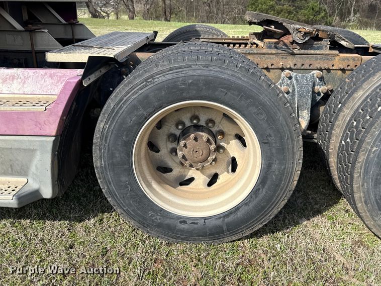 image for item ES5967 1996 Freightliner FLD120 semi truck