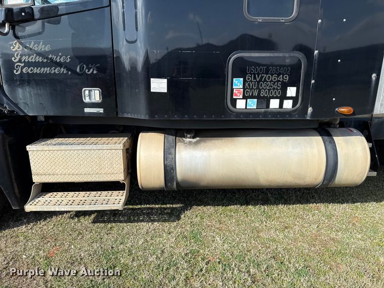 image for item ES5968 2006 Freightliner Columbia semi truck