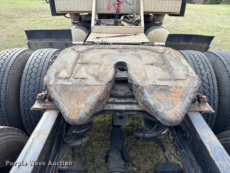 image for item ES5968 2006 Freightliner Columbia semi truck