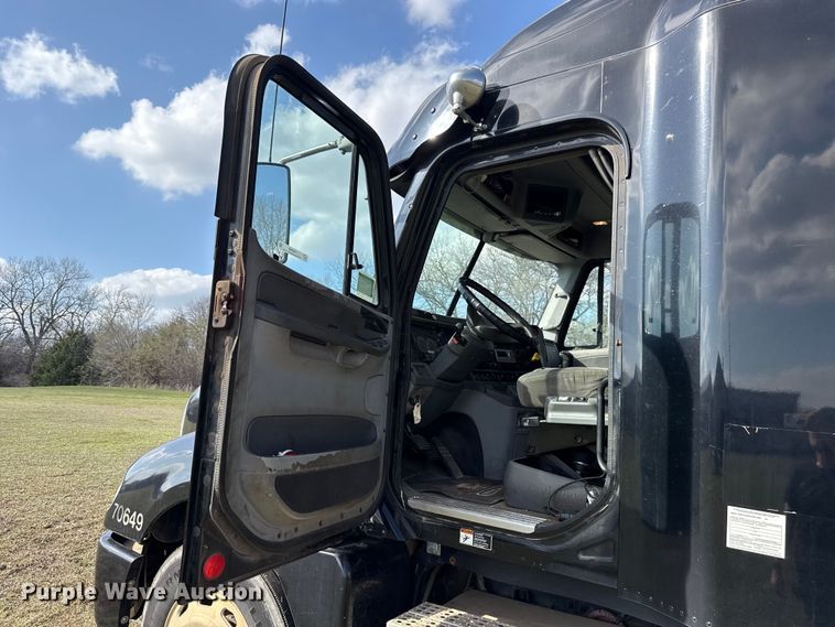 image for item ES5968 2006 Freightliner Columbia semi truck