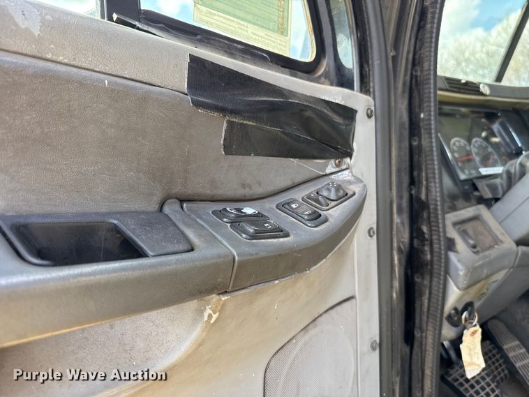 image for item ES5968 2006 Freightliner Columbia semi truck