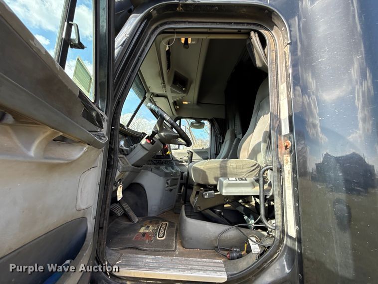 image for item ES5968 2006 Freightliner Columbia semi truck