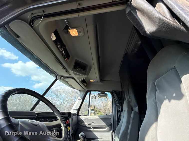 image for item ES5968 2006 Freightliner Columbia semi truck