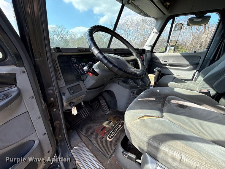 image for item ES5968 2006 Freightliner Columbia semi truck
