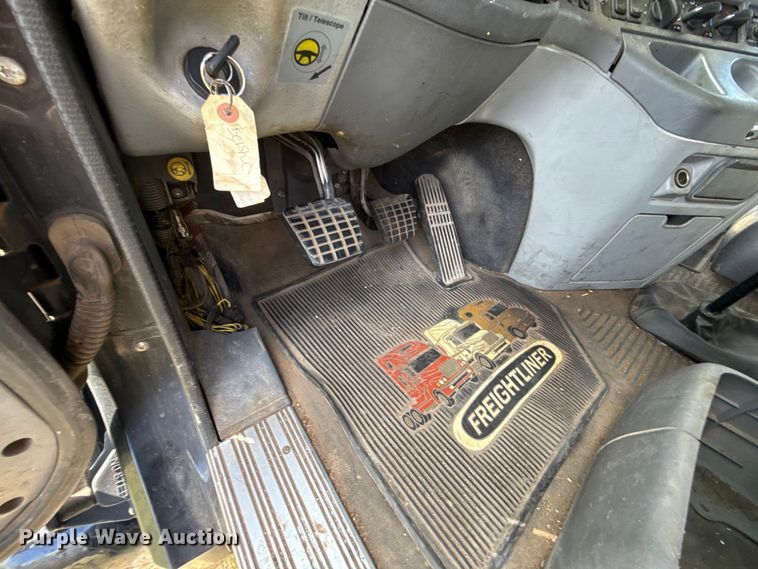 image for item ES5968 2006 Freightliner Columbia semi truck