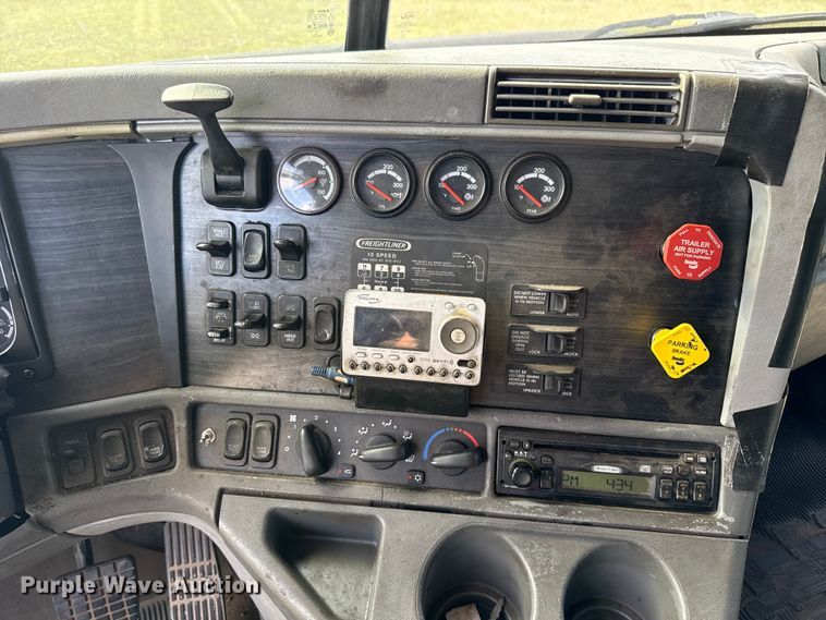 image for item ES5968 2006 Freightliner Columbia semi truck