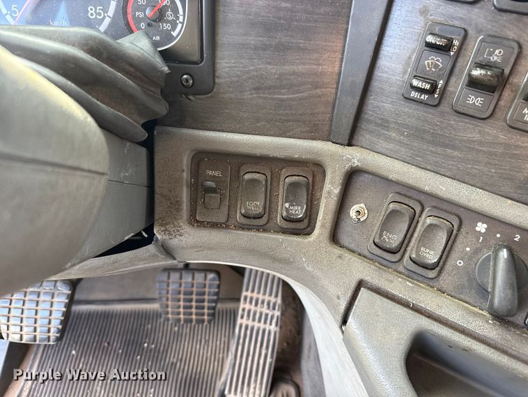 image for item ES5968 2006 Freightliner Columbia semi truck