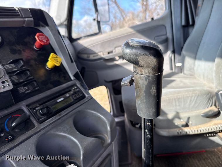 image for item ES5968 2006 Freightliner Columbia semi truck