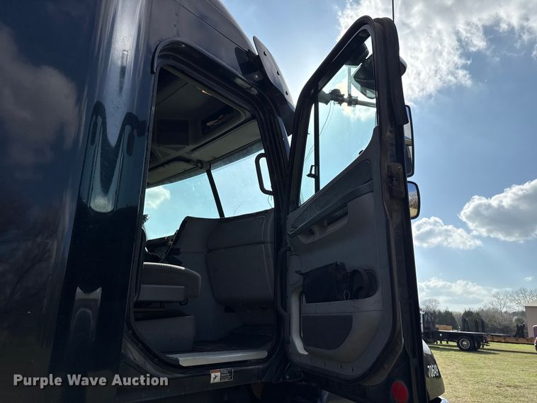 image for item ES5968 2006 Freightliner Columbia semi truck