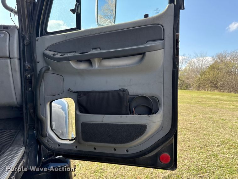 image for item ES5968 2006 Freightliner Columbia semi truck