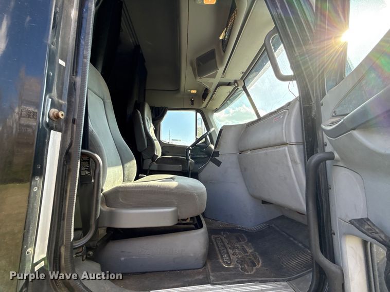 image for item ES5968 2006 Freightliner Columbia semi truck