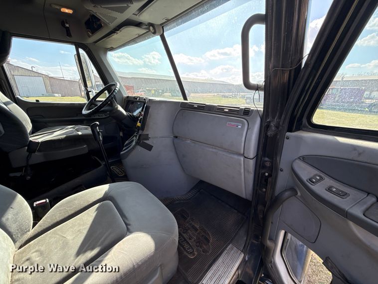 image for item ES5968 2006 Freightliner Columbia semi truck