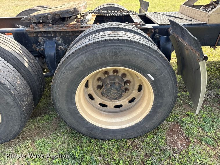 image for item ES5968 2006 Freightliner Columbia semi truck