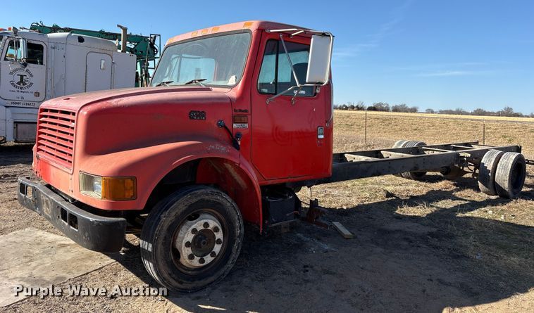 image for item ES8555 2000 International 4700 Low Profile truck cab and chassis