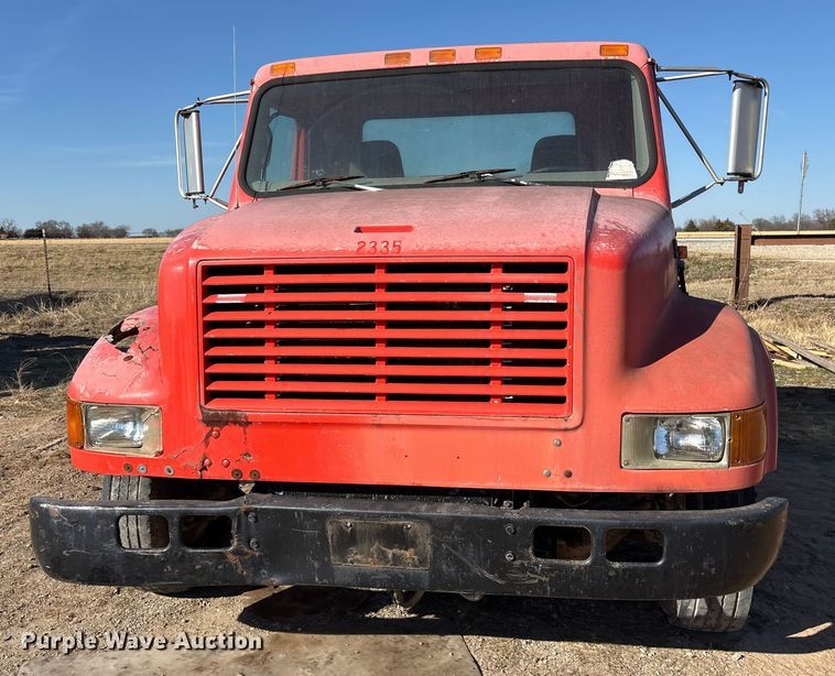 image for item ES8555 2000 International 4700 Low Profile truck cab and chassis