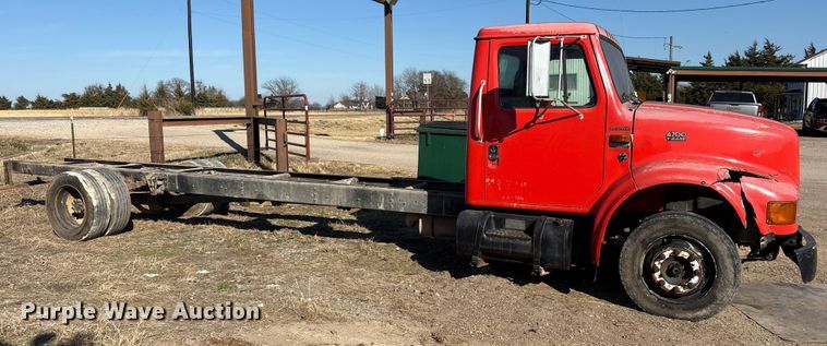 image for item ES8555 2000 International 4700 Low Profile truck cab and chassis