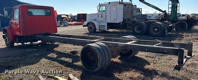 image for item ES8555 2000 International 4700 Low Profile truck cab and chassis