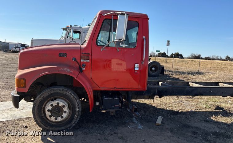 image for item ES8555 2000 International 4700 Low Profile truck cab and chassis