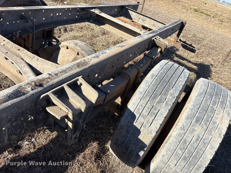 image for item ES8555 2000 International 4700 Low Profile truck cab and chassis