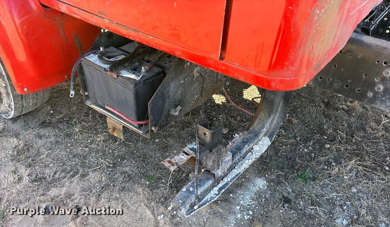 image for item ES8555 2000 International 4700 Low Profile truck cab and chassis