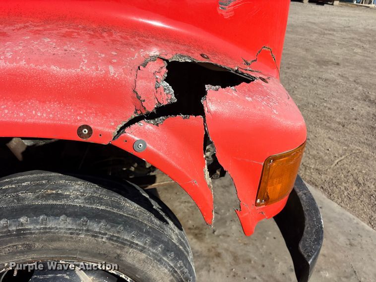 image for item ES8555 2000 International 4700 Low Profile truck cab and chassis