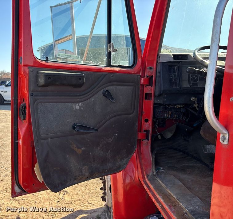 image for item ES8555 2000 International 4700 Low Profile truck cab and chassis