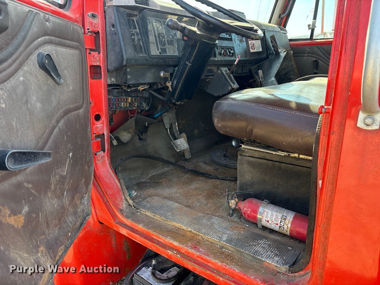 image for item ES8555 2000 International 4700 Low Profile truck cab and chassis