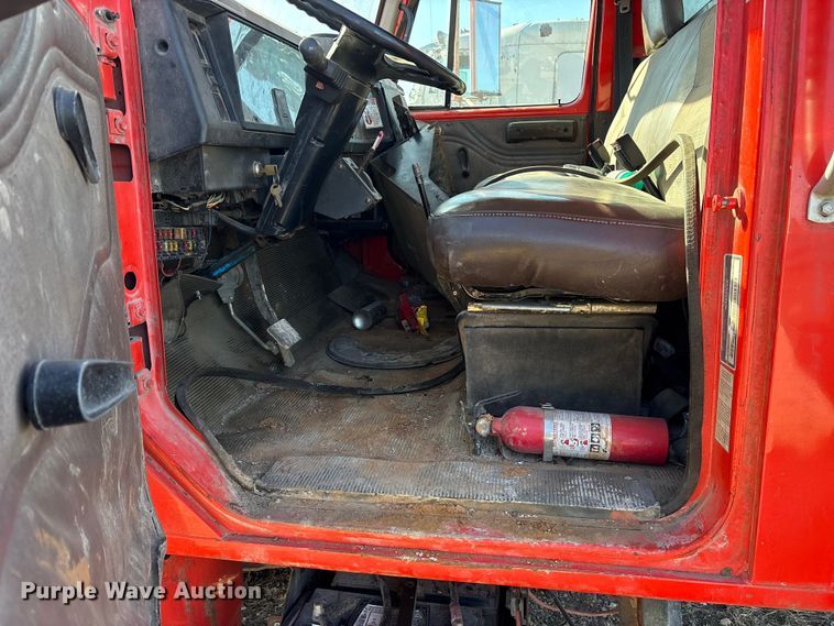 image for item ES8555 2000 International 4700 Low Profile truck cab and chassis