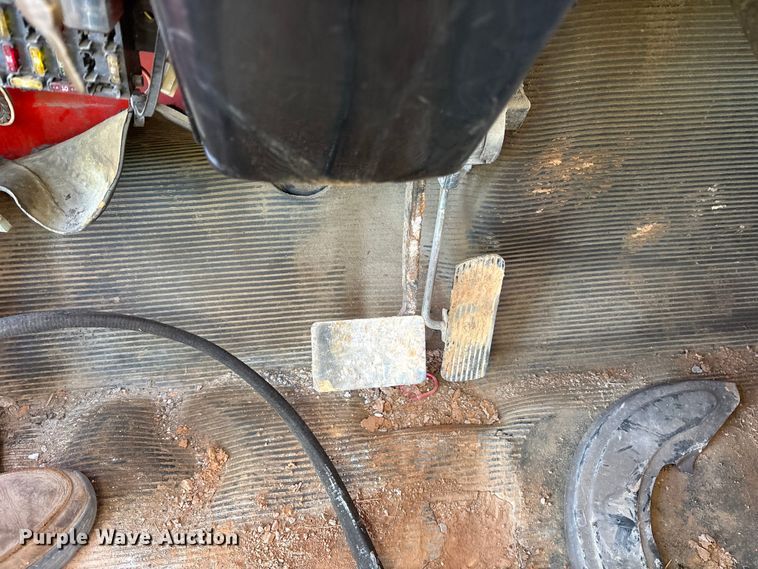 image for item ES8555 2000 International 4700 Low Profile truck cab and chassis