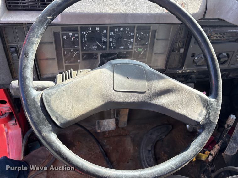 image for item ES8555 2000 International 4700 Low Profile truck cab and chassis