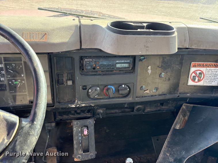 image for item ES8555 2000 International 4700 Low Profile truck cab and chassis