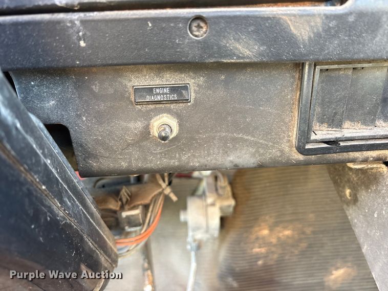 image for item ES8555 2000 International 4700 Low Profile truck cab and chassis