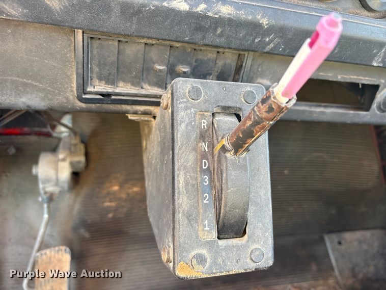 image for item ES8555 2000 International 4700 Low Profile truck cab and chassis