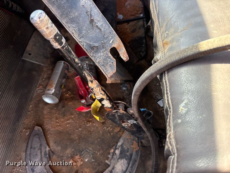 image for item ES8555 2000 International 4700 Low Profile truck cab and chassis