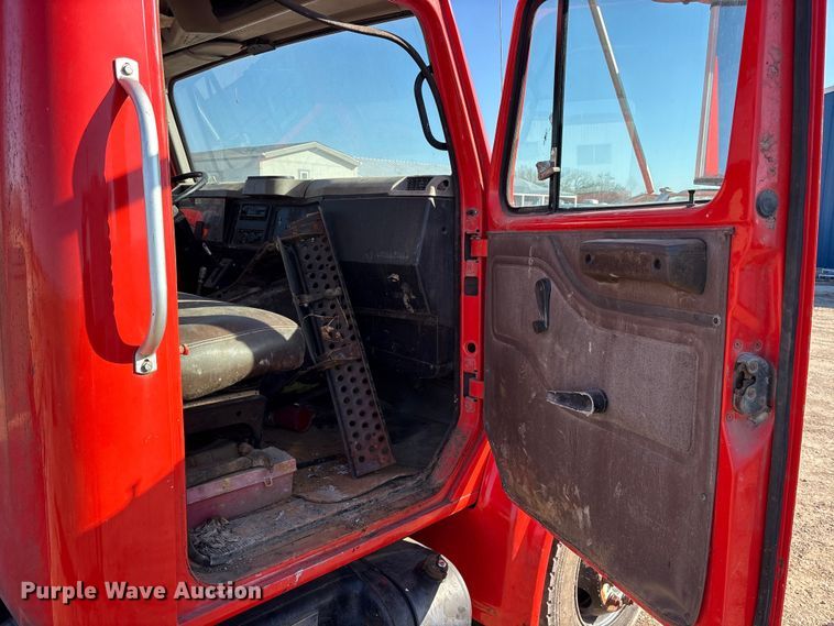 image for item ES8555 2000 International 4700 Low Profile truck cab and chassis